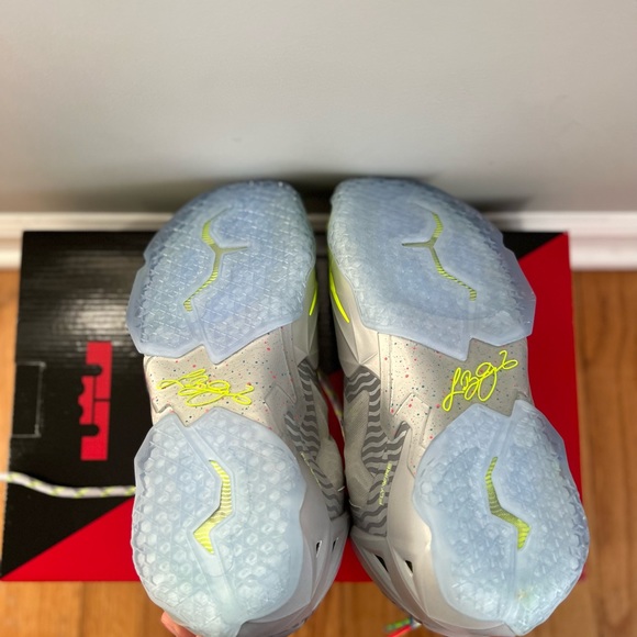 Lebron XI Collection *DEADSTOCK* - Picture 7 of 8